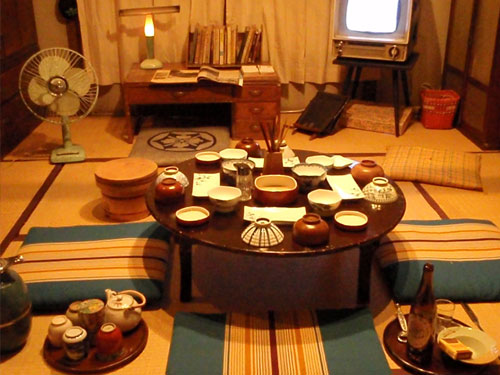 昭和的象徴 あこがれか？のちゃぶ台。」 ：ハコマルシェ